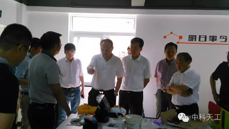 武漢市科技局領(lǐng)導(dǎo)蒞臨中科天工智能裝備孵化器視察指導(dǎo)02.jpg 武漢市科技局領(lǐng)導(dǎo)蒞臨中科天工智能裝備孵化器視察指導(dǎo)02.jpg